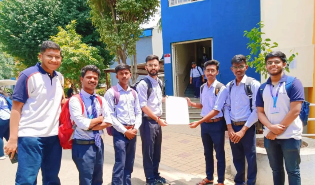 Interactive peer-to-peer awareness